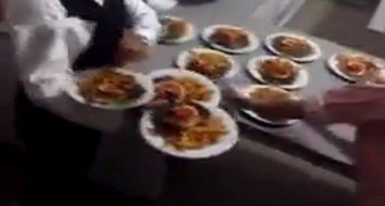 رجل يحمل عددا غير متوقع من الأطباق على ذراعه