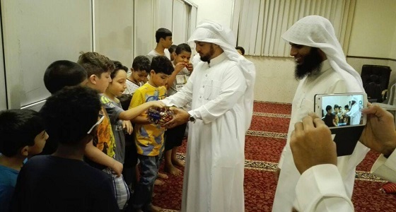 خيركم تعايد 56 ألف طالب وطالبة بالهدايا والورود