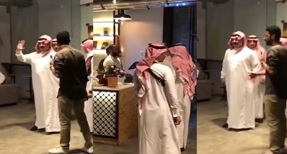 نائب أمير عسير يفاجئ شباب خلال افتتاحهم لمقاهي بخميس مشيط