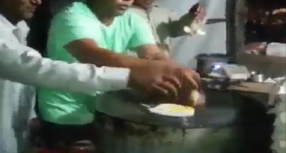 بالفيديو.. بيض يفسد محاولات شاب للطهي