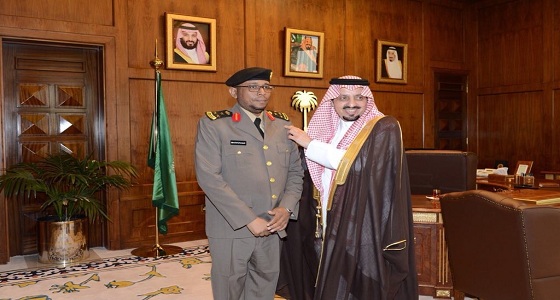 أمير عسير يقلد مدير شرطة بيشة رتبه عميد