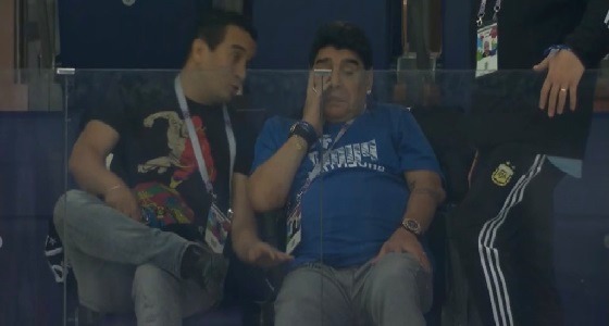 بالصور.. مارادونا يدخل في نوبة بكاء بعد مباراة الأرجنتين وكرواتيا