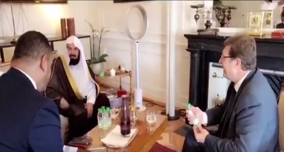 بالفيديو.. وزير الصحة والعمل بسويسرا يحتفي بزيارة إمام الحرم