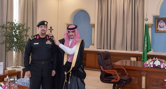 الأمير بدر بن سلطان يقلد مدير الدوريات الأمنية بالجوف رتبته الجديدة