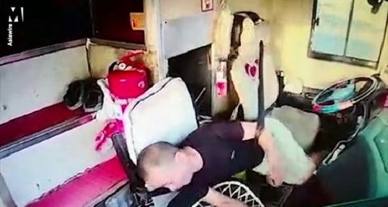 بالفيديو.. رد فعل صادم لركاب حافلة أصيب سائقها بسكتة دماغية