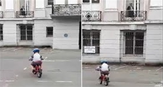 فيديو مخيف.. لـ ” عفريت ” امرأة يراقب طفلا يتعلم ركوب الدراجة