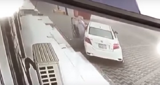 بالفيديو.. لحظة سرقة سيارة من أمام محل في المجاردة