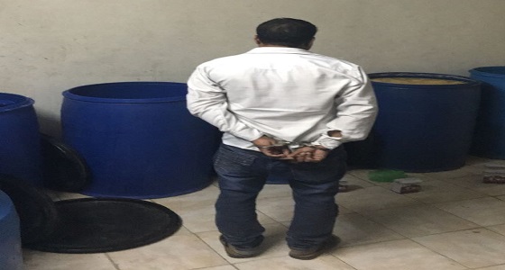 القبض على مقيم هندي الجنسية بالرياض .. و ضبط عدد ” 7 ” براميل مليئة بالخمر
