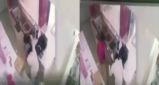 بالفيديو.. لصان يقتحمان محل شهير بالخبر بالأسلحة البيضاء لسرقته