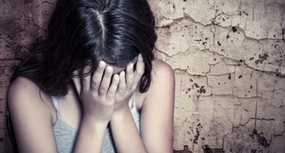 محاكمة ” ستيني ” دئب على اغتصاب طفلة وصديقتها على مدار عام كامل