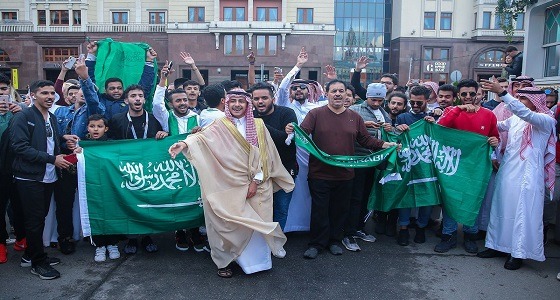 بالصور..الشماغ السعودي يغزو شوارع روسيا لمؤازرة الأخضر