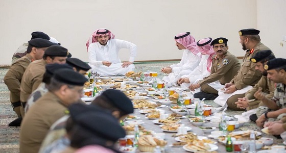 وزير الداخلية يشارك قادة أمن العمرة الإفطار بجوار المسجد الحرام