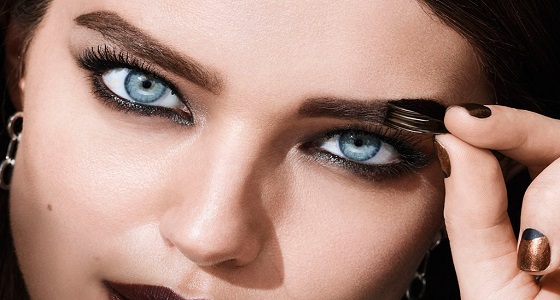 خطوات بسيطة وسهلة لتكثيف الحواجب