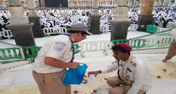 بالصور .. طلال اللهيبي يشارك كشافة ” تعليم الطائف ” في خدمة المعتمرين