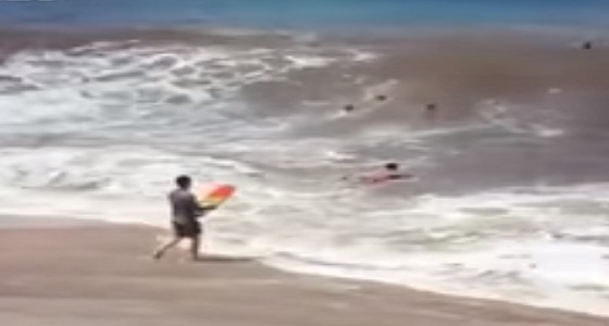 بالفيديو.. موجة ضخمة تسقط رجلا حاول ركوبها