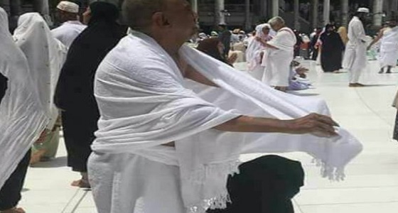 صورة مؤثرة.. رجل يحمي زوجته من الحرارة أثناء الصلاة بإحرامه