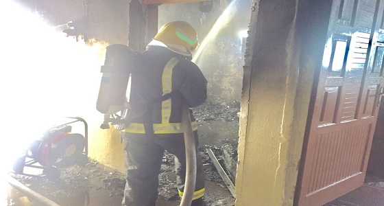 بالصور.. مدني نجران يخمد حريقا بمنزل في حي الحضن