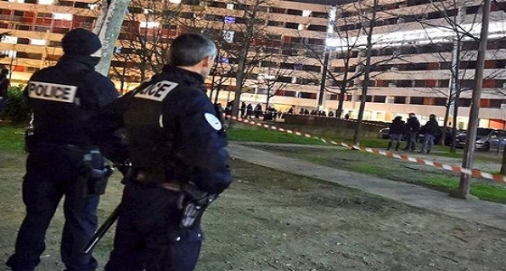 الشرطة الفرنسية: مسلح يحتجز رهينتين في شركة بباريس