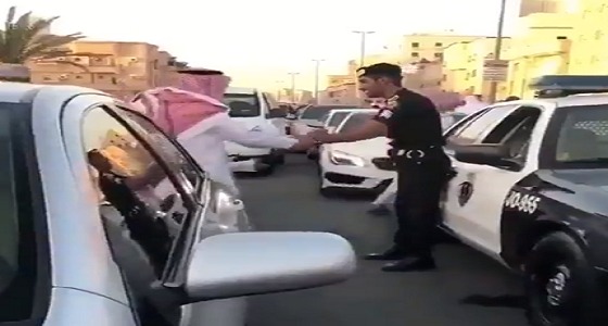 بالفيديو.. المواطنون يفاجئون رجل أمن بعيد عن أسرته بيوم العيد