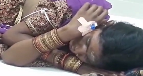 فيديو مروع لطبيب مشعوذ يكوي لسان امرأة لشفائها