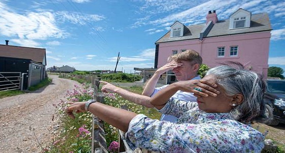 بالصور.. منع زوجين من النظر لمنزل جيرانهما بحكم قضائي