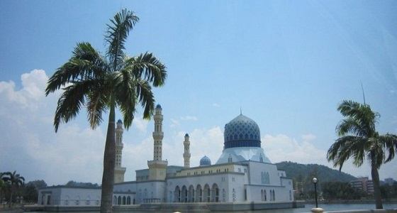 بعد ” الفيديو الراقص ” .. ماليزيا تحظر زيارة السياح للمساجد