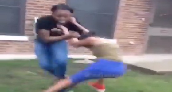 بالفيديو.. مشاجرة عنيفة بين فتاتين في حديقة المدرسة