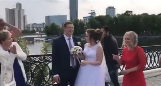 بالفيديو.. مصريون يحيون حفل زفاف عروسين في روسيا