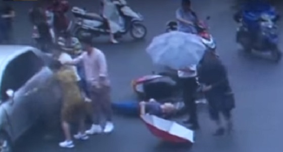 موقف بطولي لمجموعة من المارة يرفعون سيارة لإنقاذ حياة طفل