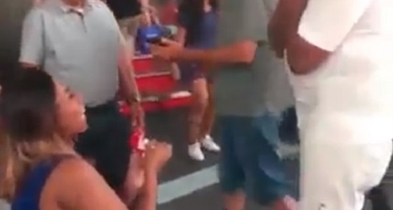 الحياة بالمقلوب.. فتاة تفاجئ شابا وتطلب منه الزواج أمام الناس
