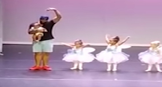 فيديو مؤثر لأب يدعم ابنته بعد بكائها على المسرح