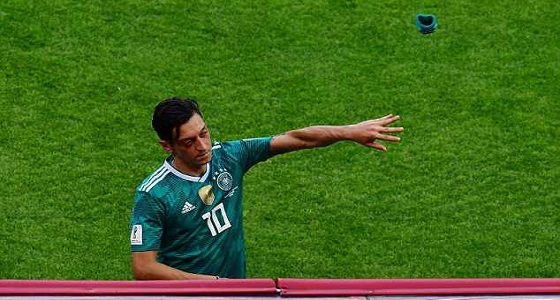 بعد الخروج الصادم لألمانيا من المونديال.. مسعود أوزيل يتبادل الشتائم مع الجماهير