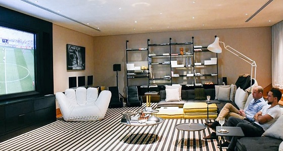 لحظة عفوية للأمير ويليام وولي عهد الأردن خلال مشاهدتهم لكأس العالم