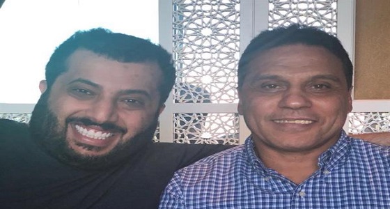 آل الشيخ معلقًا على صورة جمعته بمدرب الأهلي المصري السابق: ” مفاجأة “