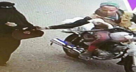 بالفيديو.. لص يسرق حقيبة امرأة ويلوذ بالفرار على دراجة نارية
