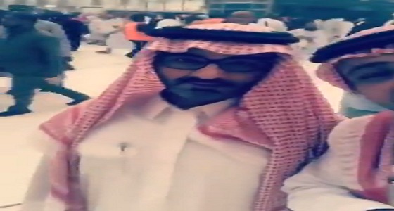 بالفيديو.. مواطن قطري يؤدي مناسك العمرة نافياً منع القطريين من العمرة