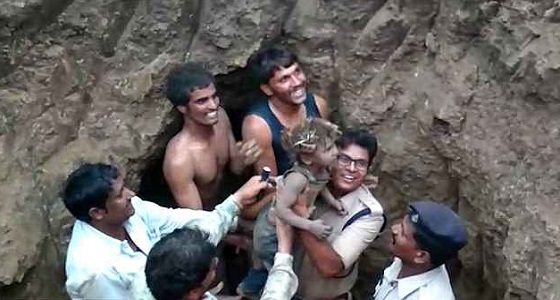 بالصور.. إنقاذ طفل بعد سقوطه في بئر عميق