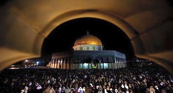 بالصور: رغم حواجز الاحتلال.. آلاف المصلين يحيون ليلة القدر في المسجد الأقصى