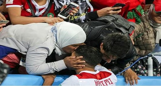 بالصور.. تصرف لاعب المغرب مع والدته بعد الهزيمة يثير إعجاب الجماهير
