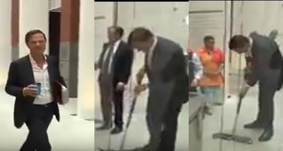 بالفيديو.. عاملات النظافة يهتفن لرئيس وزراء هولندا بعد أن مسح أرض البرلمان