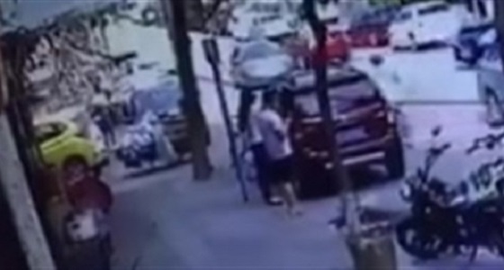 بالفيديو.. رجل يركل فتاة ويصفعها بالطريق دون سبب