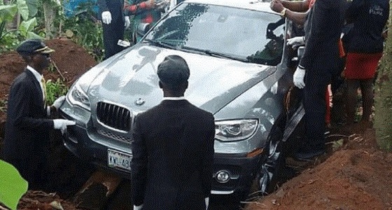 شاب ثري يدفن والده بأغرب تابوت