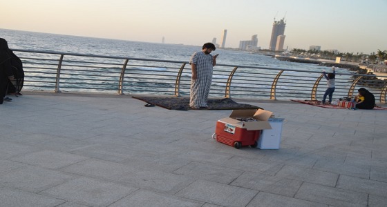 بالصور.. وجبات إفطار يومية للصائمين في الواجهة البحرية بجدة