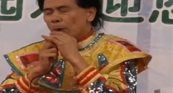 بالفيديو.. رجل يخاطر بحياته لمدة 30 عاما بالعمل مع الثعابين