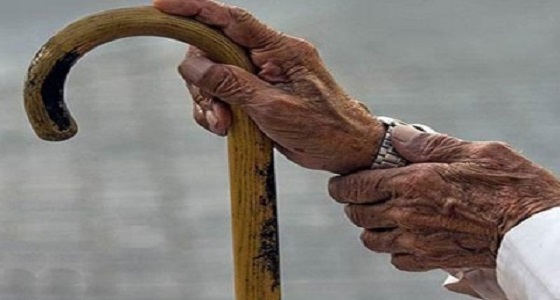 مُسن تخطى الـ 100 عاما يرفض السكن في ” فيلا ” مفضلًا خيمة البادية