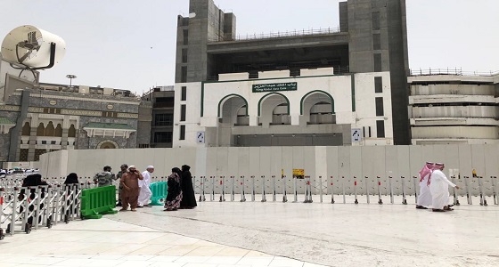 بالصور.. إغلاق باب الملك عبدالعزيز بالمسجد الحرام