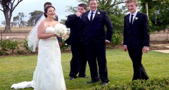 بالصور.. عريس وأصحابه يتسببون في سقوط عروسه على الأرض