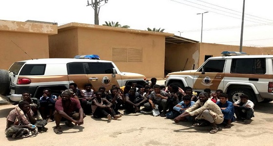 بالصور.. أمن الدواسر يحرر مجهولين تم سجنهم داخل كرفانة في الصحراء