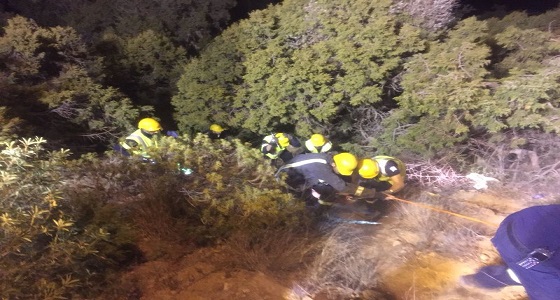 بالصور.. الدفاع المدني ينقذ شابًا عشرينيًا سقط بأحد المنحدرات الجبلية في أبها