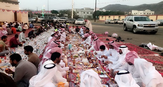 بالصور.. أهالي معشوقة يقيمون مائدة افطار صائم على نية الشهداء